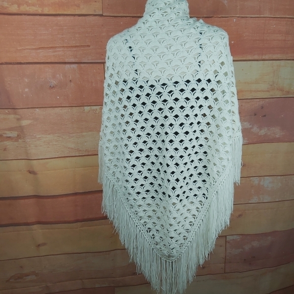 HAND crocheted shawl with fringe - Picture 5 of 7
